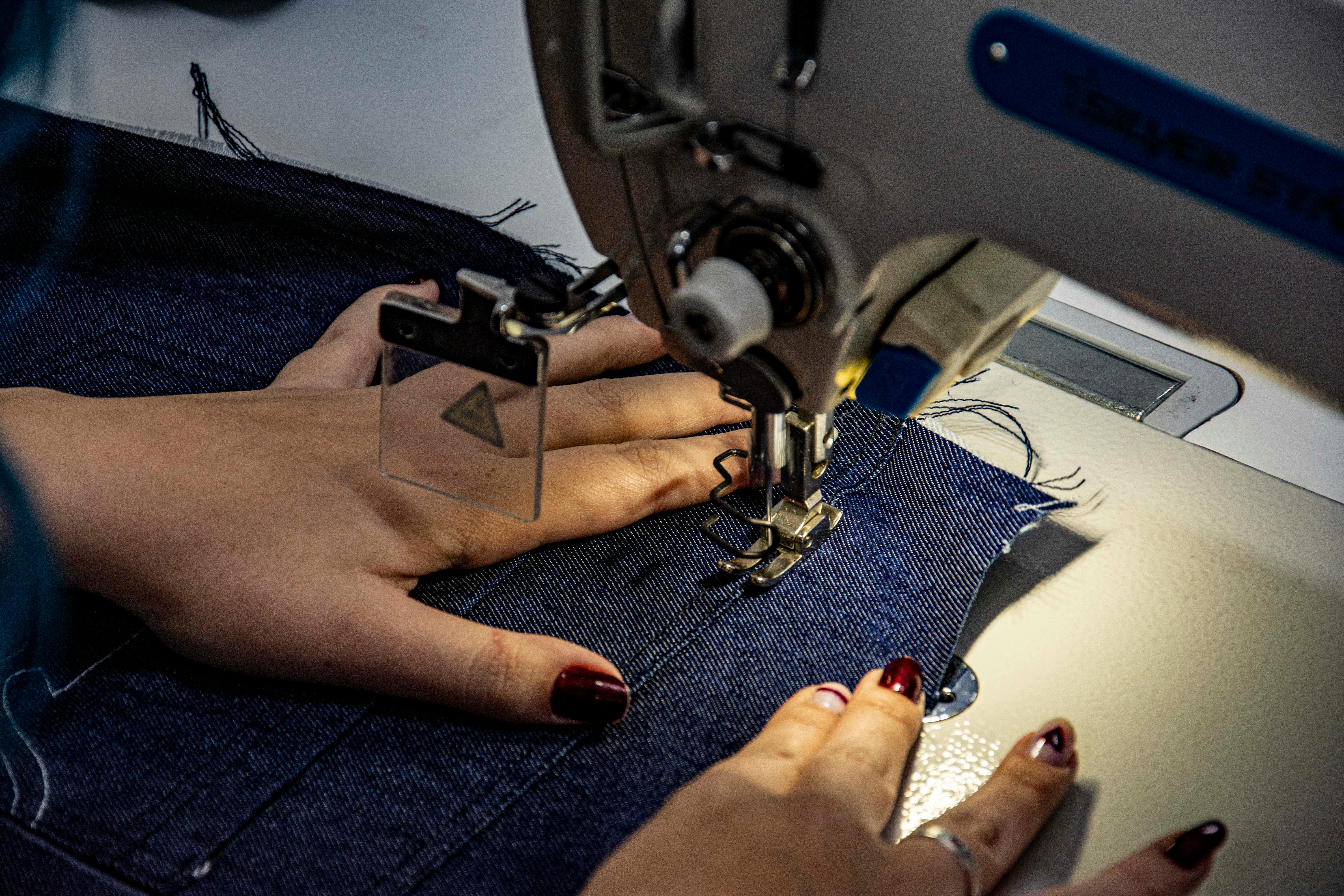 Interior del taller de arreglos de ropa Entre Costuras en Granada